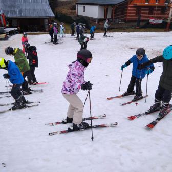 Třídy 7.A a 7.B zdraví z lyžařského kurzu.